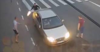 Lőnek is az oroszra, ő mégis rommá rúgja az autót