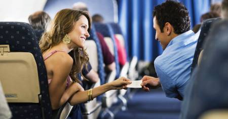 Orálisan kényeztette a nő a mellette ülő férfit a repülőn