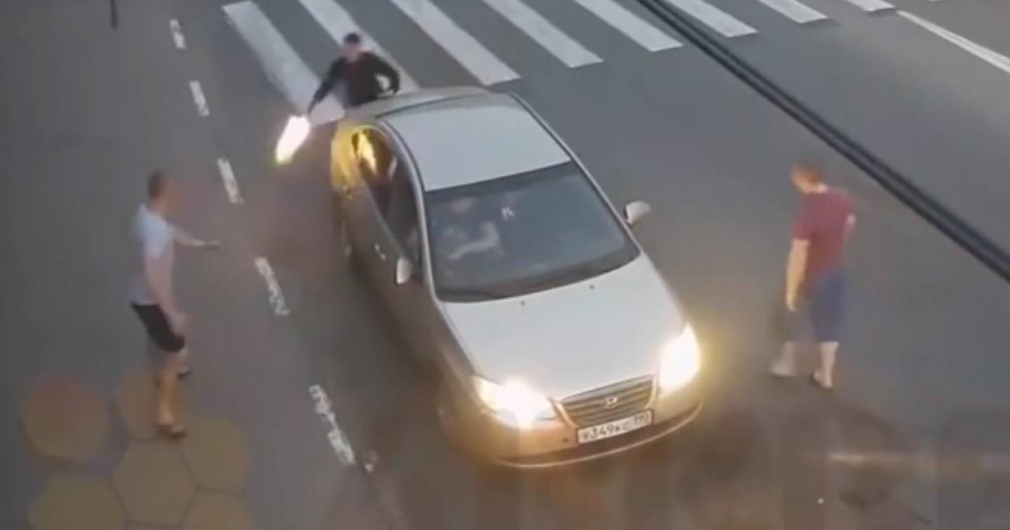Lőnek is az oroszra, ő mégis rommá rúgja az autót